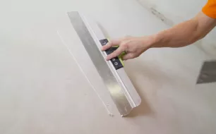 Comment Éviter les Traces Noires ou les Traces métal sur les Enduits Décoratifs