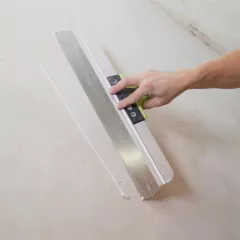 Hoe Zwarte Vlekken of Metaalsporen op Decoratieve Pleisters Voorkomen